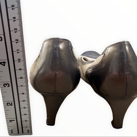 Salvatore Ferragamo Vintage Pumps Almond Toe Size 10 Beige Cap Leather Heels - Picture 7 of 8